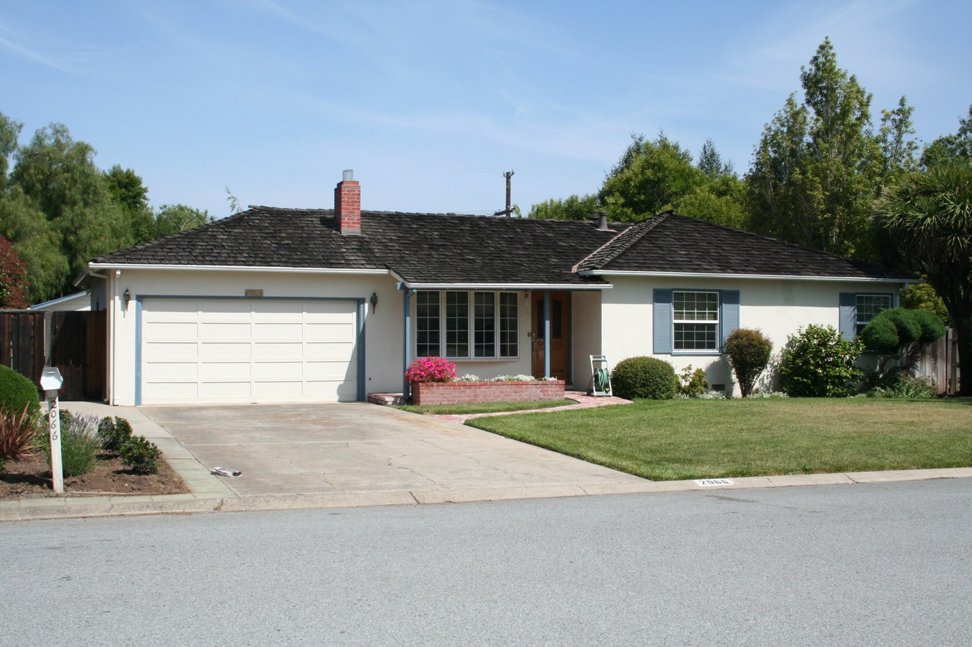 Figure 1 — The Jobs family house at 2066 Crist Drive, Los Altos, California, photographed in 2007. Apple-1 boards were assembled, tested and sold here in 1976, partly in the house and partly in the attached g…
